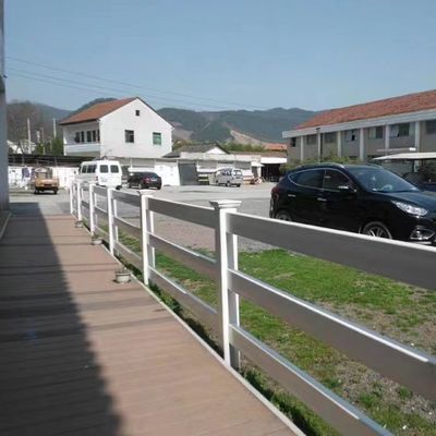 Vinylzaun für den Außenbereich 1,5*2,5 m Weißfarbiger Kunststoff PVC-Schienenzaun