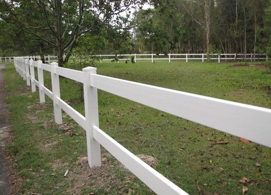 Stabiler weißer 3-Riegel-Design PVC-Zaun Kunststoff Vinyl Ranch Paddock Pferdezaun