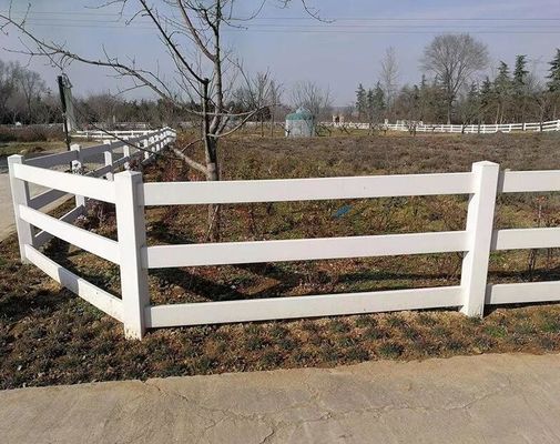 Weißes PVC-Pferdehofzaun mit Anti-Kletter-Funktion, 4 Querriegel, verrottungsfrei