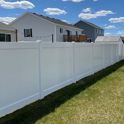 Vinyl-Zäune für die volle Privatsphäre und Plastikzaune für den Gartenpool