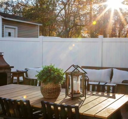 Weißer Vinylzaun für den Garten und den Garten