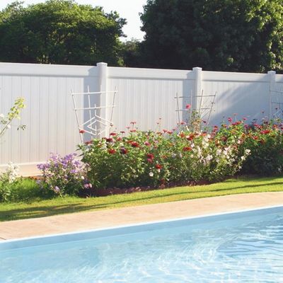 Weißer Vinylzaun für den Garten und den Garten