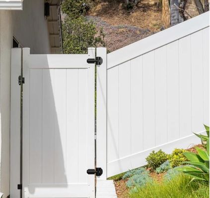 Weißer Vinylzaun für den Garten und den Garten