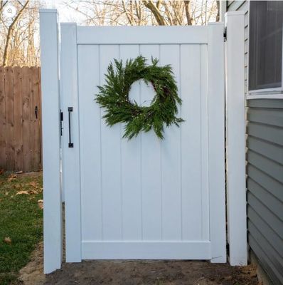 Dekoratives PVC / Vinyl Gartenzaun mit Tor für die Privatsphäre im Freien