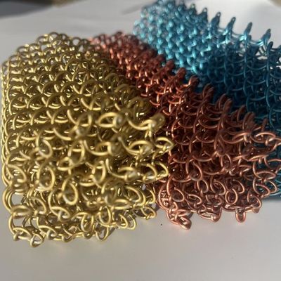 Farbenfrohe Oberfläche Aluminium Gewebte Kettenverbindung Vorhang Drahtnetz