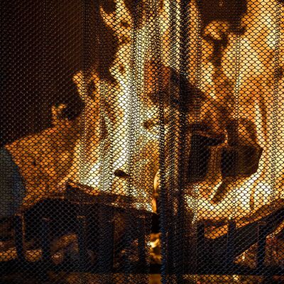 Starke Kettenglieder-Metallgitterspule für dekorative und sichere Kaminabschirmung