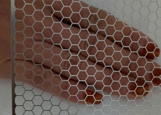 Pulverbeschichtung Schwarzes Aluminium Hexagonal rundes Loch Lautsprechergitter Stanzmetallnetz