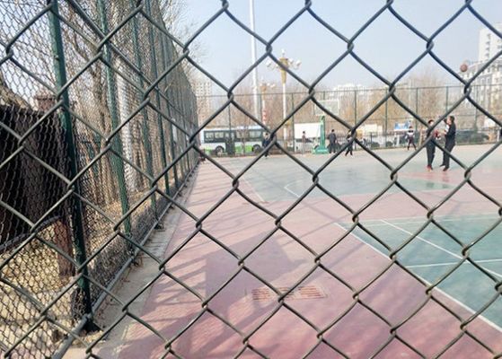 PVC-beschichteter schwarzer verzinkter Maschendrahtzaun für Sportplätze
