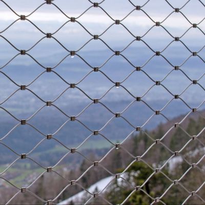 Flexibles Edelstahlseilnetz mit rautenförmiger Lochform, UV-beständig und 10 Jahre Garantie für Sicherheitszäune