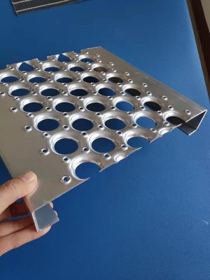Griff des Dach-Sicherheits-Gehweg-Stahl-1.5mm stolzieren kratzende Gleitschutzform des loch-O im Freien