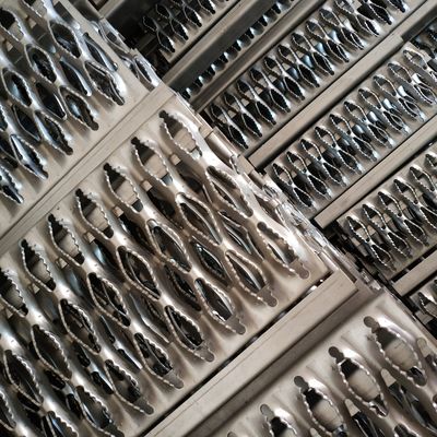 Diamond Hole Grip Span Safety-Gitter galvanisierter Stahlantibeleg für Gehweg-Planke